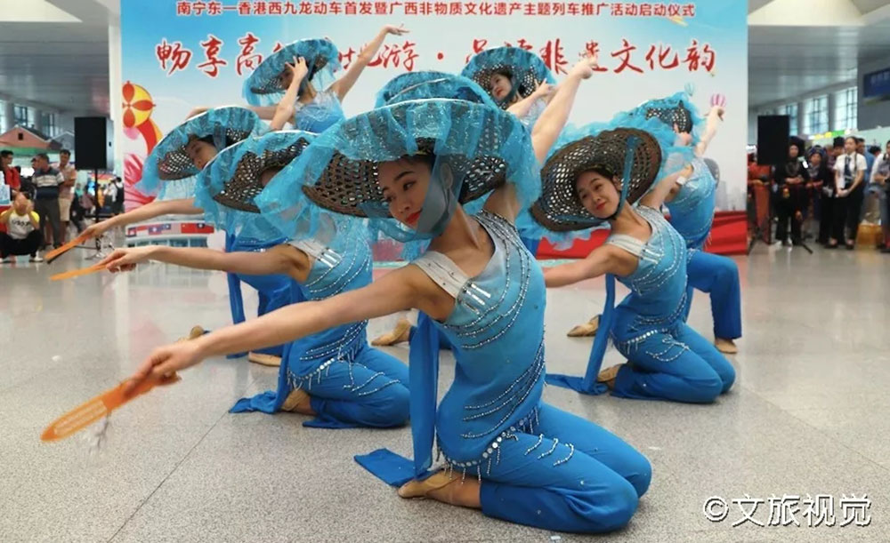 搭乘首發(fā)高鐵，海真珠珍珠粉抵達東方明珠